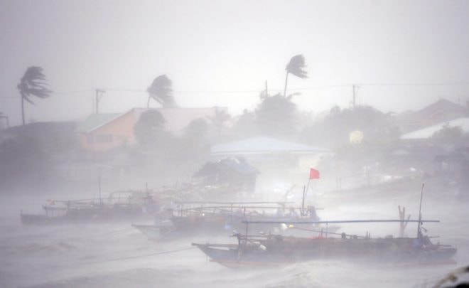 Mắt bão không đi qua Manila, thủ đô có hơn 12 triệu người sinh sống, nhưng những đợt gió mạnh vẫn đủ khiến thành phố này chao đảo.