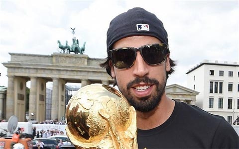 Sami Khedira đang là mục tiêu tranh chấp giữa Chelsea và Arsenal