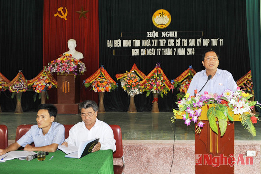 Đồng chí Phạm Văn Tấn trả lời các vấn đề cử tri nêu.