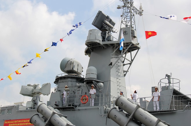 Quốc kỳ, hải kỳ tung bay trên tàu HQ-377.