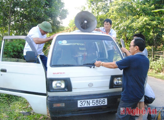 Đưa thiết bị loa máy lên xe.