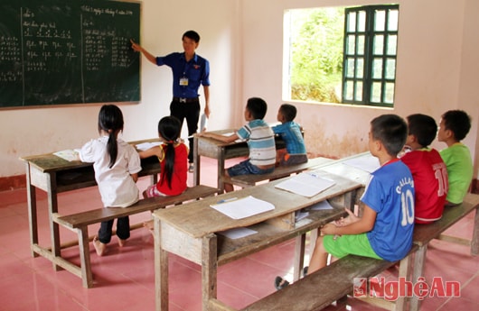 Dạy học cho trẻ em bản Đai (Quế Sơn - Quế Phong). Ảnh: T.D