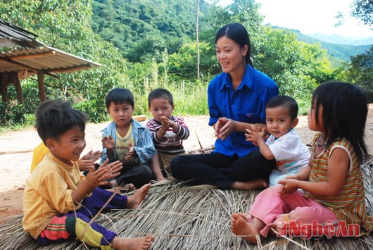 Dạy hát cho trẻ em xã Tây Sơn, Kỳ Sơn. Ảnh: T.H