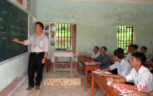 Lớp học chữ Mông tại Trung tâm Giáo dục thường xuyên huyện Kỳ Sơn.