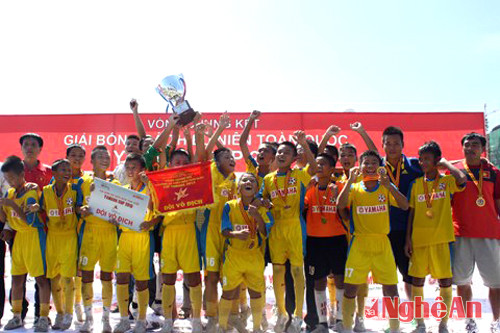 U13 SLNA vô địch giải đấu năm 2013.