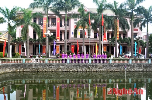 Trụ sở UBND phường Đông Vĩnh rực rỡ nhân ngày kỷ niệm 20 năm thành lập.