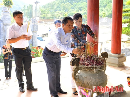 Đồng chí Phạm Văn Tấn và đồng chí Nguyễn Thị Tám dâng hương tại Khu mộ tập thể.