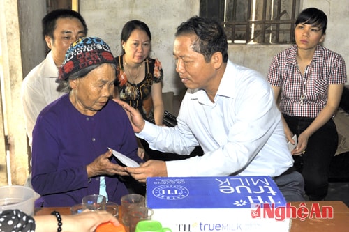 Thăm hỏi tặng quà vợ liệt sỹ.