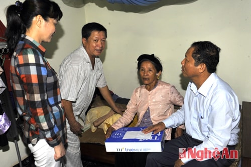 Thăm mẹ liệt sỹ