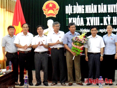 Đại biểu tỉnh, lãnh đạo huyện chúc mừng đồng chí Vi Văn Định trên cương vị mới, tri ân đồng chí Lê Đức Trường – Nguyên Bí thư Huyện ủy, Nguyên Chủ tịch HĐND huyện