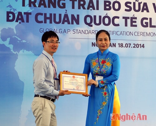 Bà Đinh Thị Lệ Thanh – UVBTV Tỉnh ủy – PCT UBND Tỉnh trao bằng khen cho Vinamilk vì đã nhiều hoạt động từ thiện, nhân đạo tại Nghệ An.