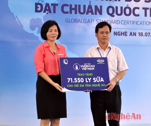 Quỹ sữa “Vươn cao Việt Nam” của Vinamilk cũng đã trao gần 71.550 ly sữa cho trẻ em nghèo Nghệ An.