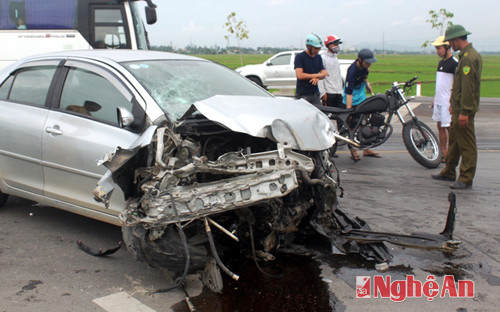 Chiếc ôtô con 4 chỗ ngồi nát bét phần đầu sau vụ tai nạn