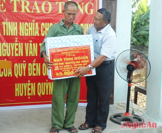 Trao quà cho ông Nguyễn Văn Trung