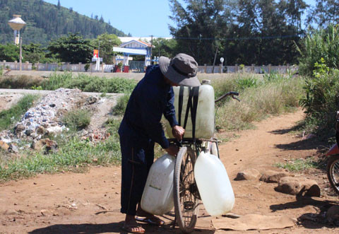 Công việc thường ngày của người dân huyện đảo: lấy nước ngọt mang về gia đình sinh hoạt.