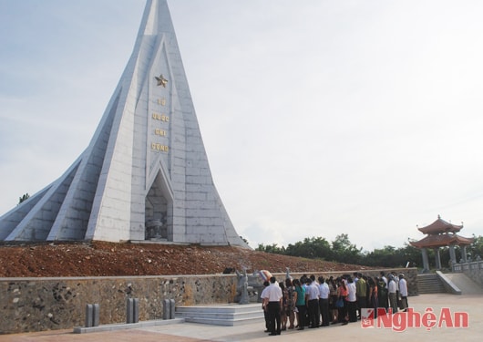 Dâng hương tại Nghĩa trang liệt sỹ Đô Lương