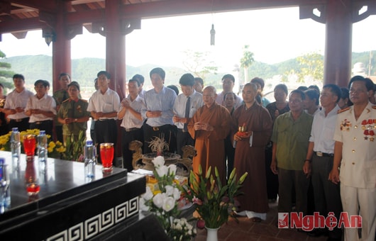 Dâng hương tại phần mộ 13 liệt sỹ TNXP Truông Bồn