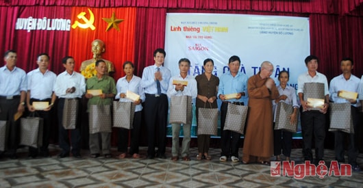Tặng quà cho các cựu TNXP, gia đình thân nhân liệt sỹ TNXP