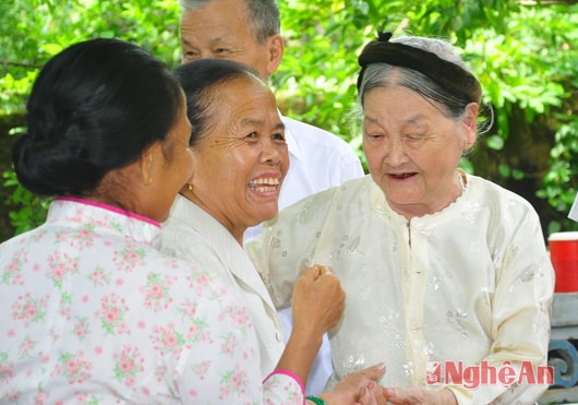 Bà Khăm Đê, phu nhân Bộ trưởng Bộ Nông lâm Lào và và Nguyễn Thị Khuy, vợ ông Trần Đình Đúc trò chuyện thân thiết như 2 chị em trong ngày gặp gỡ.