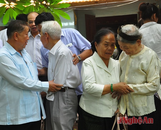 Xúc động giờ phút chia tay. 