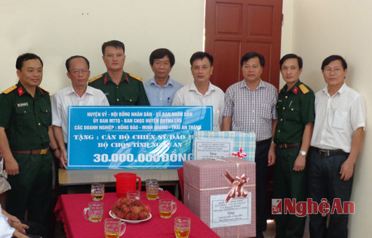 Đoàn công tác huyện Quỳnh Lưu tặng quà cho tiểu đoàn hỗn hợp Đảo Mắt