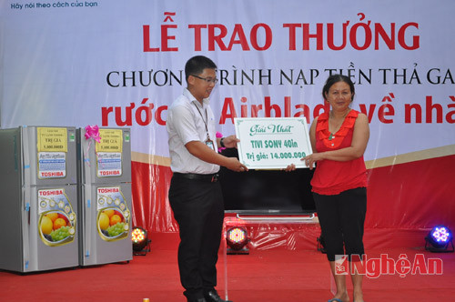 Đại diện Viettel Nghệ An trao giải nhất cho khách hàng trúng thưởng