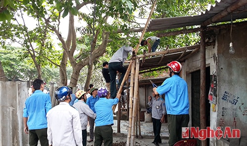Lực lượng chức năng giải tỏa lấn chiếm ở đường Nguyễn Trãi (Nghi Phú).