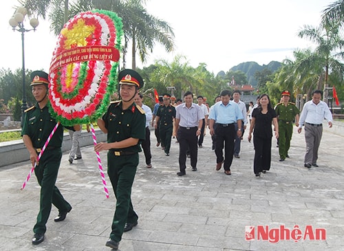 Chủ tịch Nguyễn Xuân Đường cùng đoàn dâng hoa tại Khu Tưởng niệm Liệt sỹ Việt - Lào