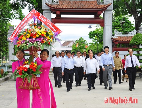 Đoàn dâng hoa vào Khu di tích Kim Liên