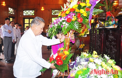 Bộ trưởng Bộ Nông Lâm Lào thành kính dâng hoa, dâng hương lên anh linh Chủ tịch Hồ Chí Minh