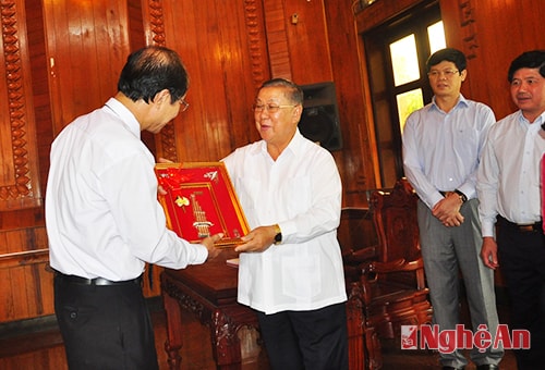 Bộ trưởng Bộ Nông Lâm Lào Vylayvanh Phomkhe tặng quà cho Ban quản lý Khu di tích Kim Liên