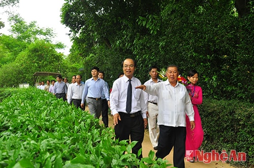 Bộ trưởng Bộ Nông Lâm Lào Vylayvanh Phomkhe  cùng đoàn công tác vào thăm quê nội Bác Hồ