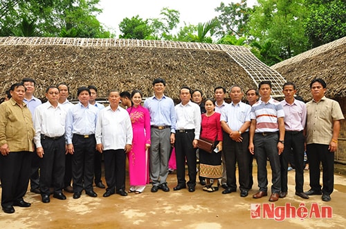 Đoàn công tác 2 Bộ, lãnh đạo tỉnh Nghệ An chụp ảnh lưu niệm trước nhà quê nội Bác Hồ