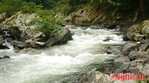 Thác sông Giăng (Môn Sơn - Con Cuông).Ảnh: Phùng Văn Mùi