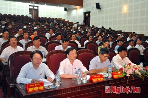 Các đại biểu tham gia kỳ họp.