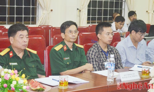Các đại biểu thảo luận tại hội nghị.