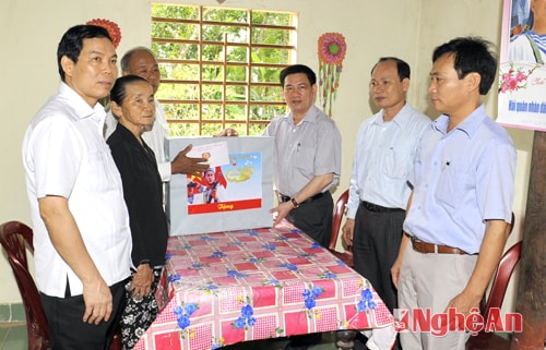 Đồng chí Bí thư Tỉnh ủy và đoàn công tác tặng quà gia đình ông Nguyễn Văn Kiên ở Hưng Lĩnh - Hưng Nguyên.