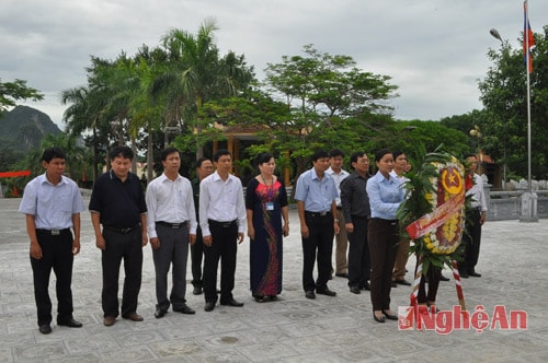 Đoàn công tác cùng đại diện huyện Anh Sơn viếng liệt sĩ tại Nghĩa trang quốc tế Việt -Lào