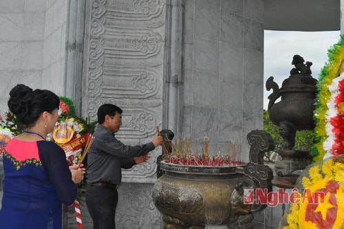 Thắp hương viếng các liệt sĩ tại Đài tưởng niệm 