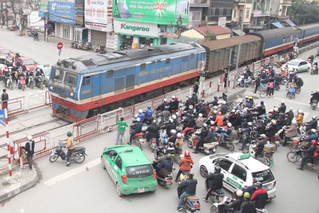 Đường ngang nút giao Giải Phóng - Trường Chinh (Hà Nội) thường xuyên bị xung đột giao thông mỗi khi đóng chắn đón tàu do “vênh” tín hiệu đường sắt và đường bộ.