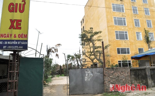 Một khu đất “vàng” trên đường Nguyễn Sỹ Sách trở thành bãi đỗ xe. Ảnh: C.L