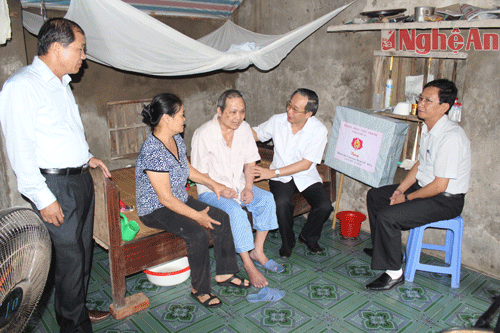 Đ.c Trần Hồng Châu tặng quà, nói chuyện, động viên gia đình Bệnh binh Bùi Viết Bích, xã Hưng Chính - TP Vinh