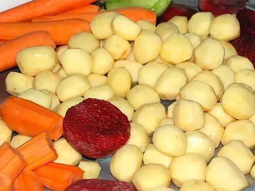  Khoai tây, cà rốt... là những loại thực phẩm dồi dào kali, có tác dụng giảm huyết áp (Ảnh: Tấn Thạnh)