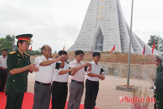 Các cơ quan, đơn vị dâng hương, hoa lên anh linh các liệt sỹ.