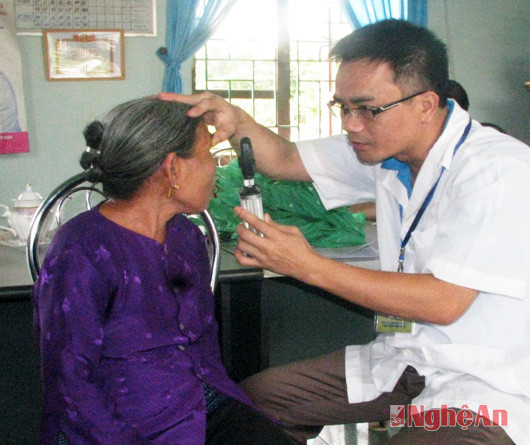 Bác sỹ Bệnh viện mắt Nghệ An kiểm tra mắt cho người cao tuổi tại xã Quỳnh Long