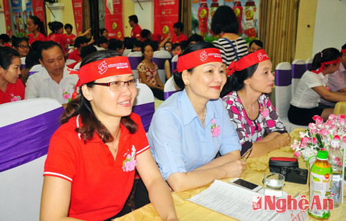 Bà Trần Thị Hương (giữa), Phó Chủ tịch TƯ Hội LHPN Việt Nam, Ủy viên BCĐ Hiến máu tình nguyện quốc gia và đại diện Hội Chữ thập đỏ tỉnh trong đêm khai mạc chương trình