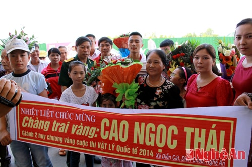 Gia đình, bạn bè và người thân đã có mặt tại sân bay Vinh từ sáng sớm để chào đón Cao Ngọc Thái