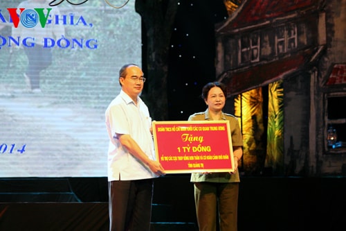 Chủ tịch Ủy ban Trung ương Mặt trận Tổ quốc Việt Nam đã trao tặng 1 tỷ đồng hỗ trợ các cựu thanh niên xung phong đơn thân, có hoàn cảnh khó khăn ở Quảng Trị