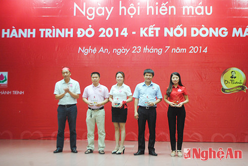 Hành trình đỏ năm 2014 trao kỷ niệm chương cho Ban chỉ đạo vận động hiến máu tình nguyện tỉnh Nghệ An và các nhà tài trợ