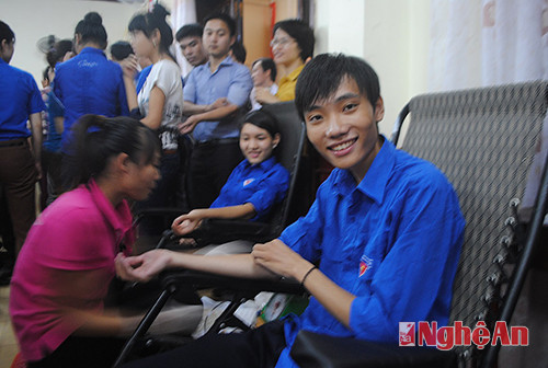 Đông đảo các tầng lớp nhân dân trong tỉnh Nghệ An tham gia hiến máu cứu người